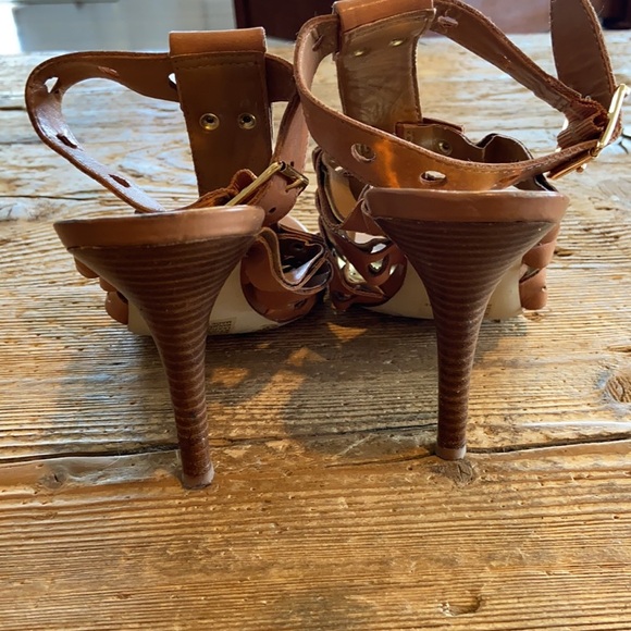 BCBG GIRLS BG LEXS TAN/GOLD‎ HEELED 4”SANDAL SZ 9.5 - Picture 2 of 4